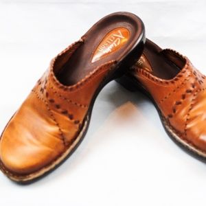 CLARKS ARTISAN LEATHER MULE CLOGS B09